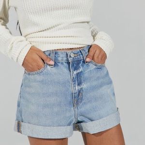 BDG High-waisted Mom Denim Short Light Wash sz28